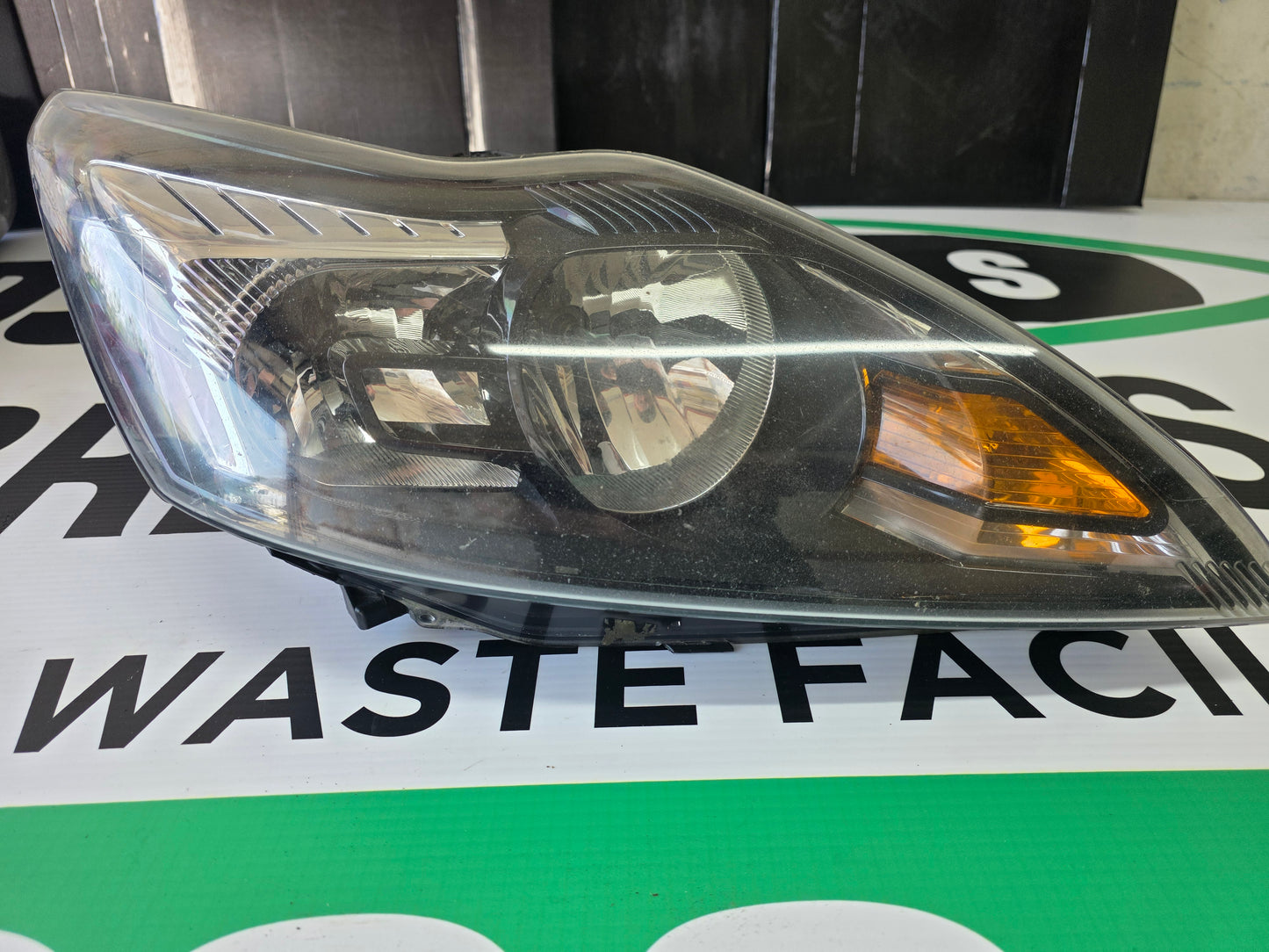 Used 11 ford focus ds headlight