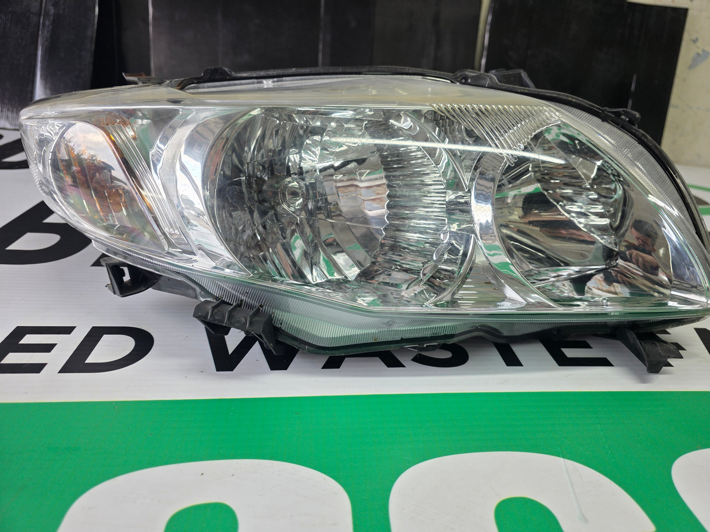 Used 11 toyota corolla ds headlight