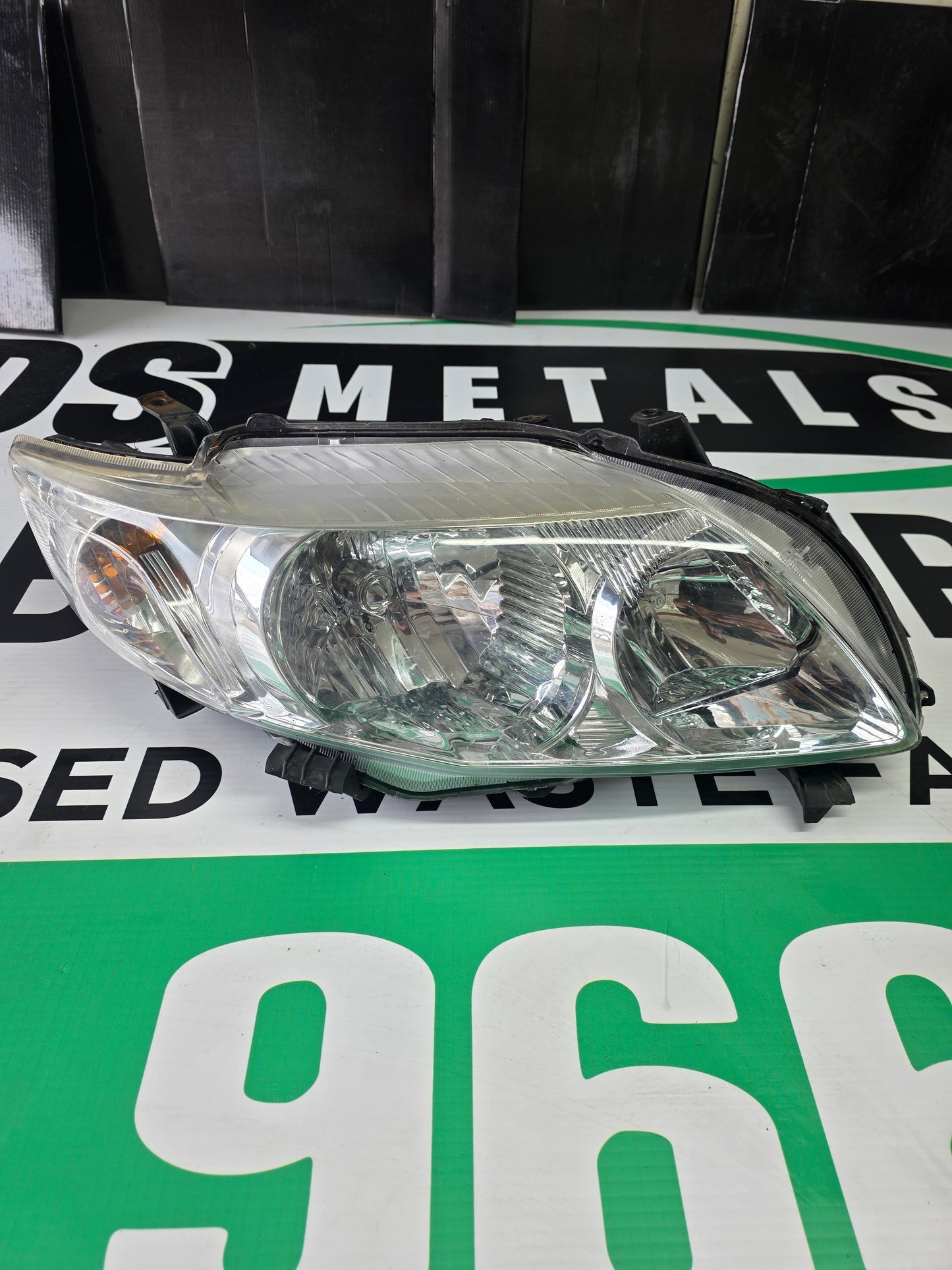Used 11 toyota corolla ds headlight